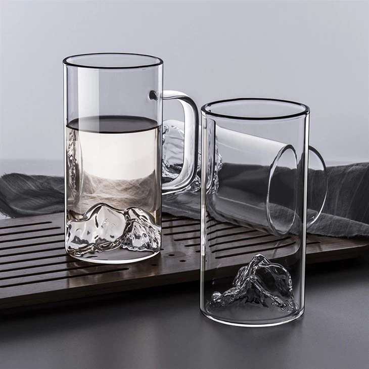 Coppa in vetro borosilicato con base intagliata